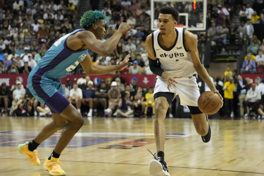  文班亚马首秀20+10，马刺掀翻掘金  